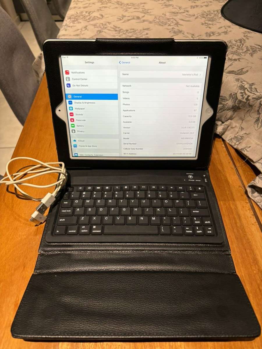 Apple iPad 2 16gb with Keyboard Case