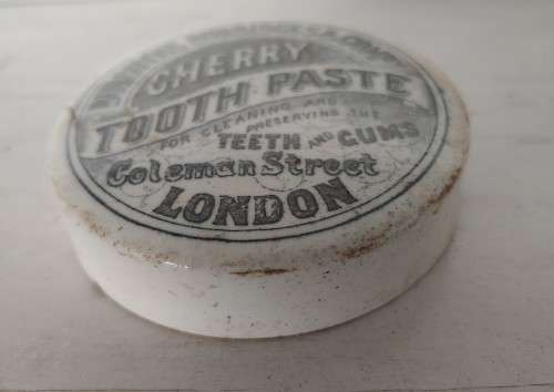 Tooth paste lid