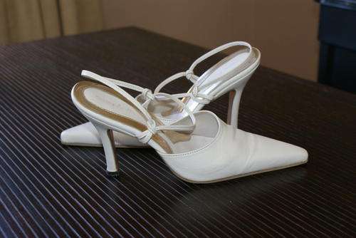 Cara Bella White leather sandal Size 4