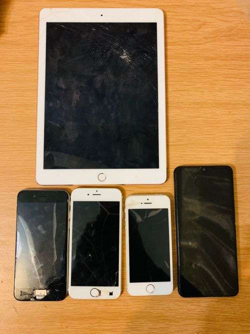 Bundle of damaged phones up for Grabs in one Bid! Can be repairred or used for  parts!