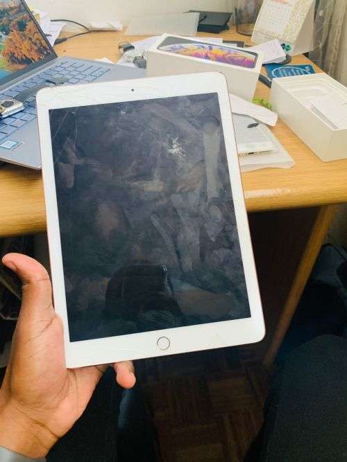 Bundle of damaged phones up for Grabs in one Bid! Can be repairred or used for  parts!