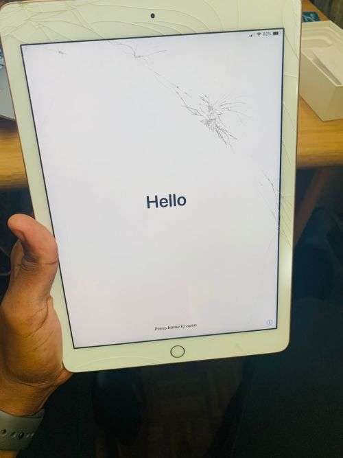 Bundle of damaged phones up for Grabs in one Bid! Can be repairred or used for  parts!