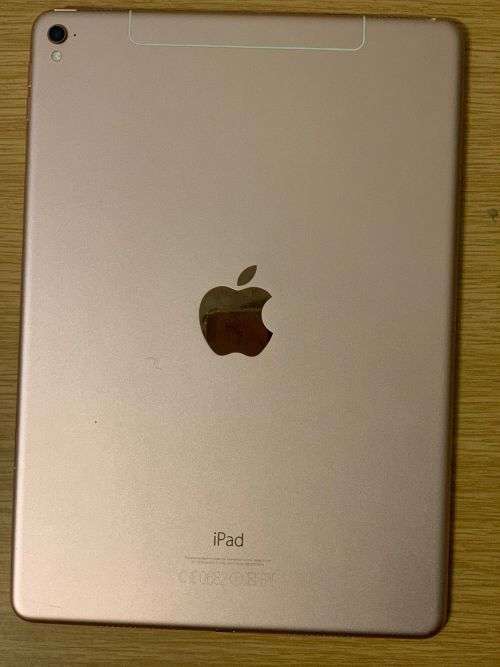 Bundle of damaged phones up for Grabs in one Bid! Can be repairred or used for  parts!