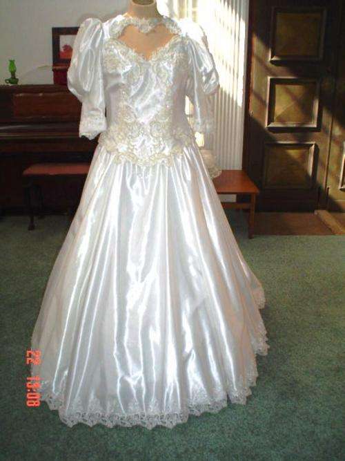 WHITE SATIN WEDDING DRESS SIZE 38+