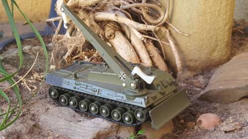 DIE CAST DINKY LEOPARD RECOVERY TANK.MADE IN ENGLAND