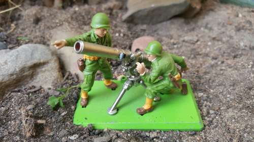 BRITAINS AMARICAN DEETAIL 75 MM GUN CREW