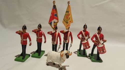 BRITAINS X 7 BRITISH INFANTRY ,STANDARD - BEARERS BANDSMEN AND MASCOT 1988