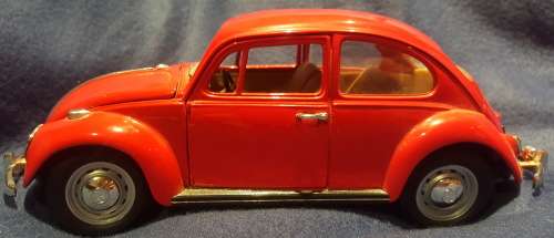 DIE CAST-VOLKSWAGEN BEETLE 1967.....ROAD SIGNATURE  1;18