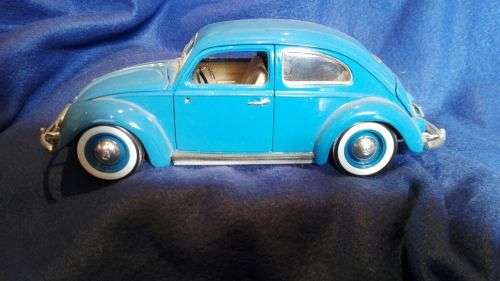 DIE CAST VOLKSWAGEN BEETLE  1955 BURAGO  BLUE SCALE 1;18