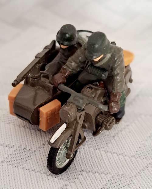 BRITIANS - GERMAN BMW MOTORCYCLE WITH SIDE CAR