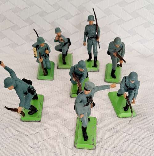 BRITAINS VINTAGE DEETAIL PLASTIC SOLDIERS