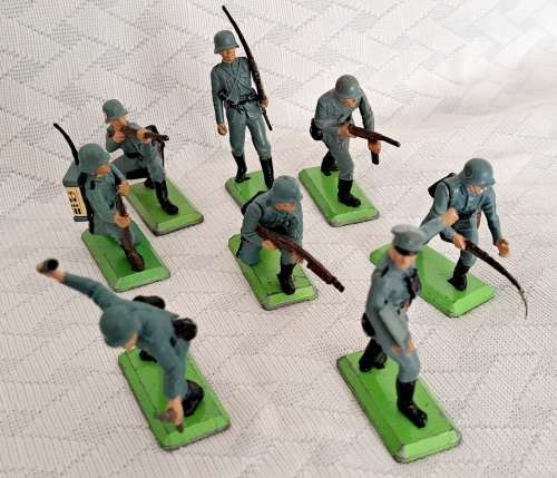 BRITAINS VINTAGE DEETAIL PLASTIC SOLDIERS