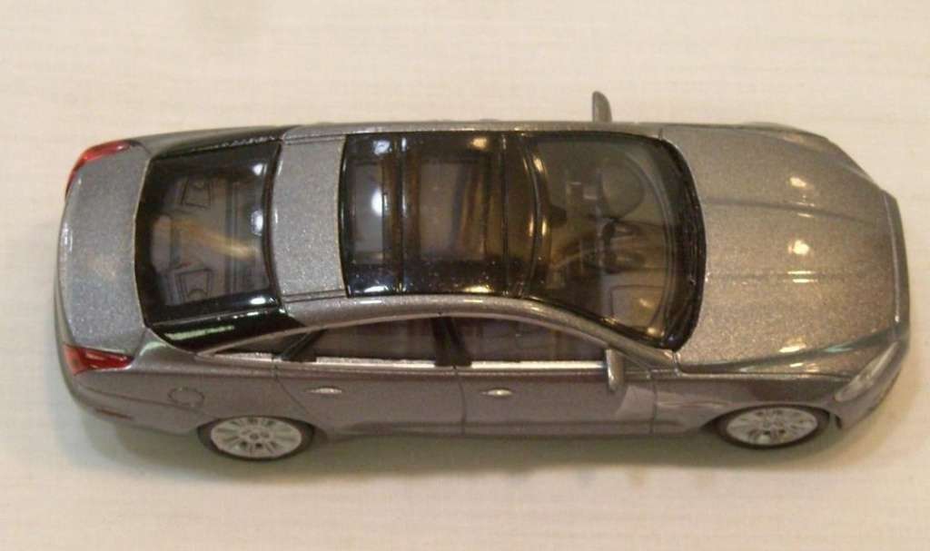 Jaguar XJ 2010 silver 1/43 Welly NEW+boxed #6041 instant wheels