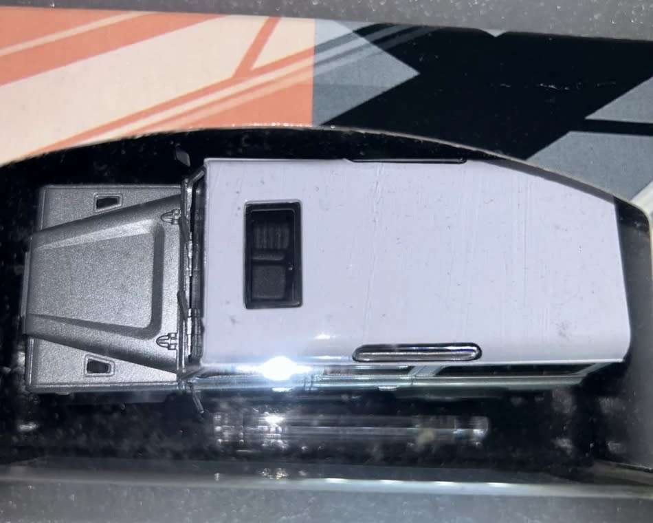 Land Rover Defender 110 TD County 2007 Zermatt-silver 1/43 Cararama #6073 instant wheels