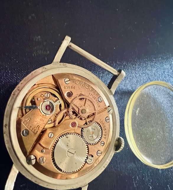 Vintage Omega 17 Jewels mens wristwatch for PARTS/repair.