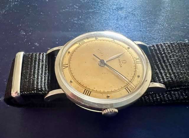 Vintage Omega 17 Jewels mens wristwatch for PARTS/repair.
