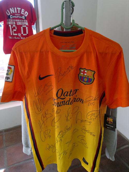 L@@K A GENUINE HAND SIGNED BARCELONA AWAY TEAM TAGGED SHIRT WITH 19 SIGNATURES.