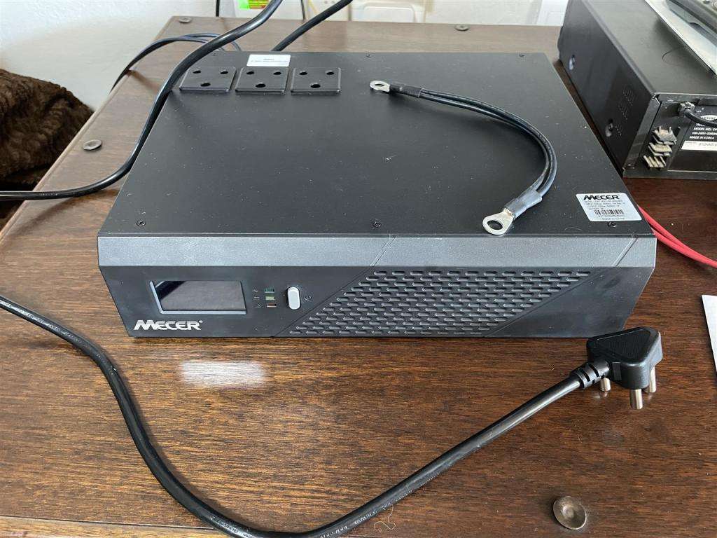 Mecer Lobo 2400VA 1440W 24V Inverter - 2 Batteries Required