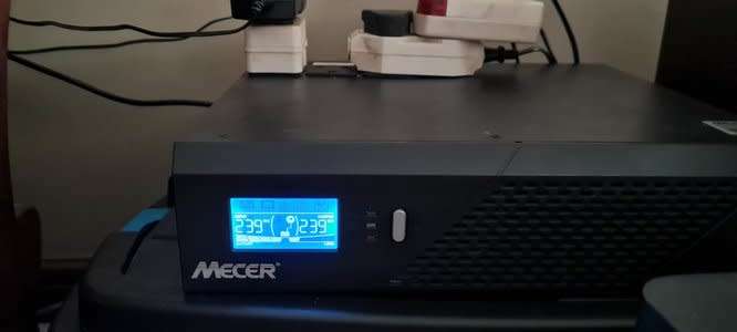 Mecer Lobo 2400VA 1440W 24V Inverter - 2 Batteries Required