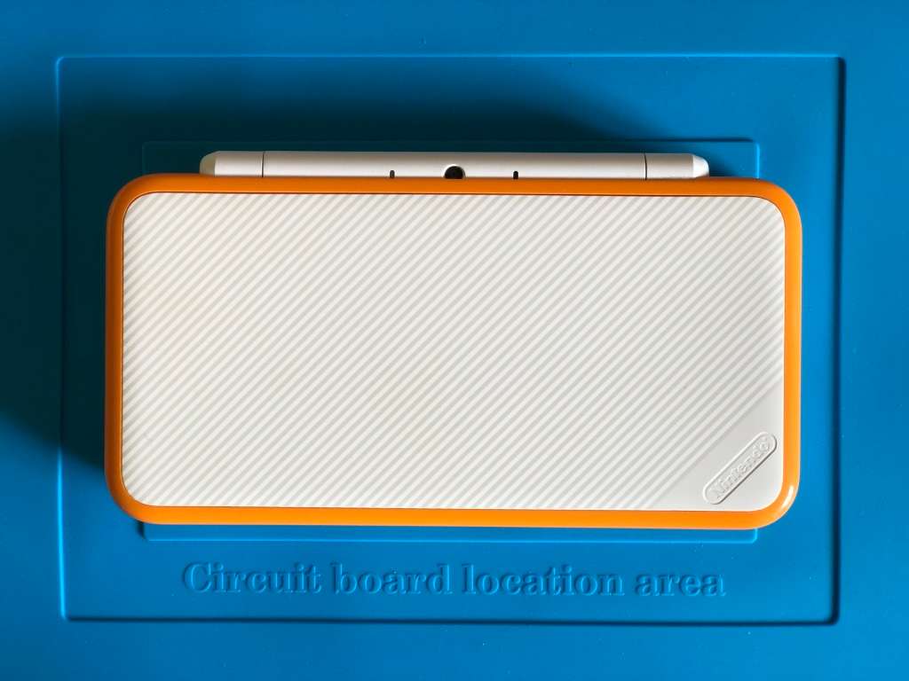 New Nintendo 2DS XL (CiB) with CFW and Games Loaded