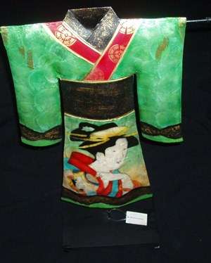 1 X BIG KIMONO COSTUME STANDING SCALPTURE ON N WOODEN STAND