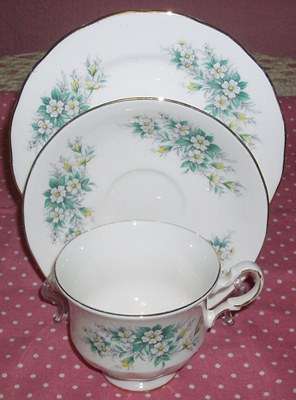 **** QUEEN ANNE  TRIO****( MADE IN ENGLAND )