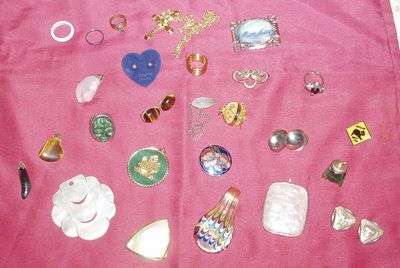 *****POT LUCK OF BITS AND PEASES PENDANTS + CLIP ON EARINGS + COSTUME JUWELERY RING+BROOCHES *****