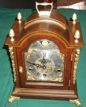 STUNNING VERY NICE OLD SOLID WOODEN OQUARTZ MOVEMENT  MANTEL CLOCK WORKING