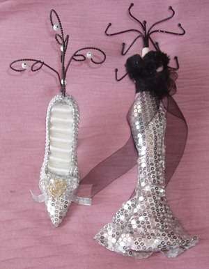 2 X JEWELLERY STANDS STILL IN BOX FOR THE JEWELLERY COLLECTOR