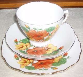 A  NICE  TRIO (  ROYAL VALE ) MADE IN ENGLAND