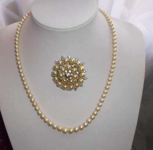 BEAUTIFUL  VINTAGE COSTUME FAUX PEARLS AND BROOCH