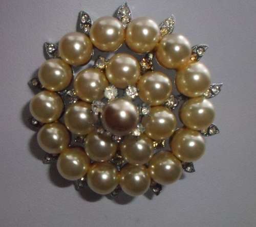 BEAUTIFUL  VINTAGE COSTUME FAUX PEARLS AND BROOCH
