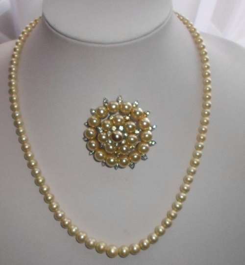BEAUTIFUL  VINTAGE COSTUME FAUX PEARLS AND BROOCH