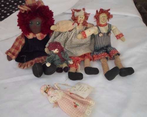 VINTAGE RAGGEDY ANN RAG DOLLS AND AN ORIGINAL PEG DOLL