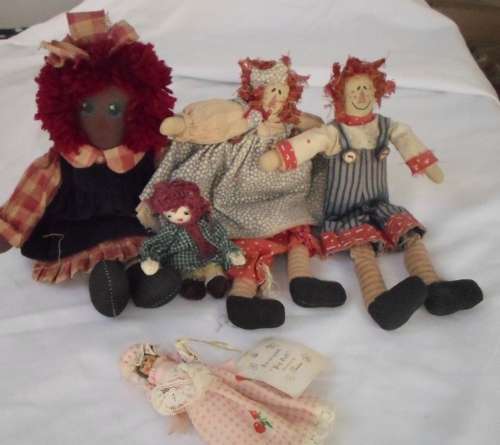 VINTAGE RAGGEDY ANN RAG DOLLS AND AN ORIGINAL PEG DOLL