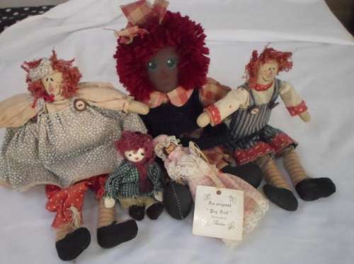 VINTAGE RAGGEDY ANN RAG DOLLS AND AN ORIGINAL PEG DOLL