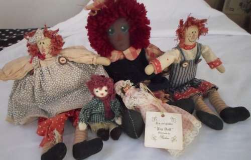 VINTAGE RAGGEDY ANN RAG DOLLS AND AN ORIGINAL PEG DOLL