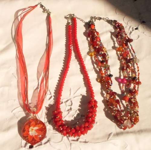 WOW !!!!! 3 X STATEMENT  NECKLACES 1 X CRYSTAL 2 X GLASS HAVE A LOOK