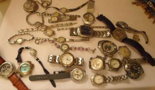 LARGE LOT OF WATCHES AND STRAPS .NONE TESTED SO I DONT KNOW IF THEY WORK SELLING AS IS,