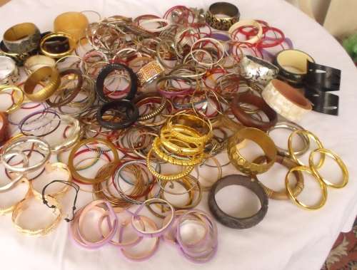 !!!! BEAUTIFUL LARGE LOT OF    COSTUME   JEWELRY  BANGLES