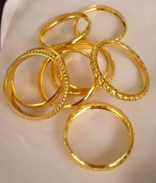 !!!! BEAUTIFUL LARGE LOT OF    COSTUME   JEWELRY  BANGLES