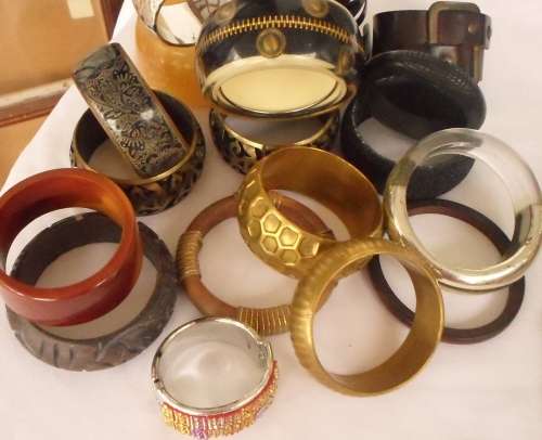 !!!! BEAUTIFUL LARGE LOT OF    COSTUME   JEWELRY  BANGLES