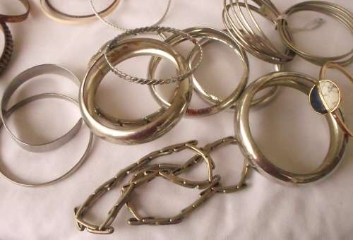!!!! BEAUTIFUL LARGE LOT OF    COSTUME   JEWELRY  BANGLES