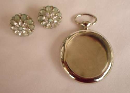 BROOCHES SOME VINTAGE SOME COSTUME AND A PAIR OF BLING EARRINGS AND A WATCH CASE