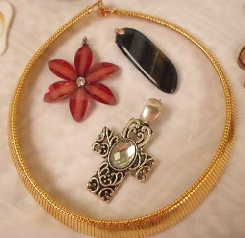 WOW !!!!!!! BEAUTIFUL LOT OF COSTUME JEWELRY ( ALL IN GOOD CONDITION NON BROKEN 0