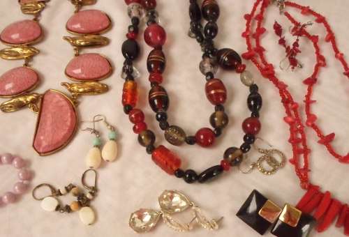WOW !!!!!!! BEAUTIFUL LOT OF COSTUME JEWELRY ( ALL IN GOOD CONDITION NON BROKEN 0