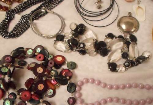 WOW !!!!!!! BEAUTIFUL LOT OF COSTUME JEWELRY ( ALL IN GOOD CONDITION NON BROKEN 0