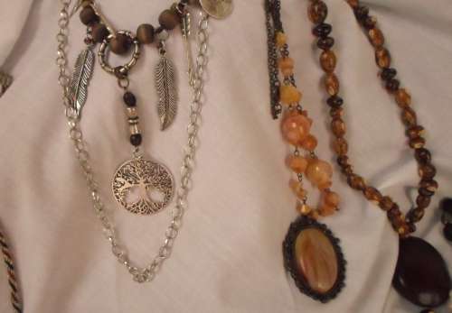 WOW !!!!!!! BEAUTIFUL LOT OF COSTUME JEWELRY ( ALL IN GOOD CONDITION NON BROKEN 0