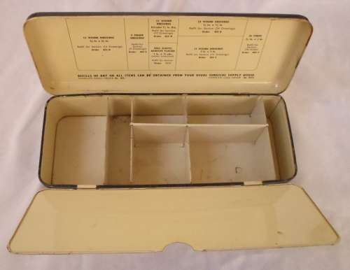 WOW WOW !!!!!!!BEAUTIFUL VINTAGE  ELASTOPLAST DOCTORS 1960s TIN