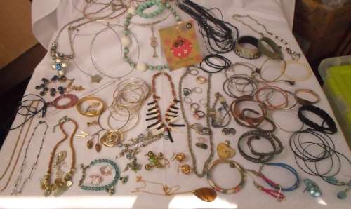 WOW !!!!!!! BEAUTIFUL LOT OF COSTUME JEWELRY ( ALL IN GOOD CONDITION NON BROKEN 0